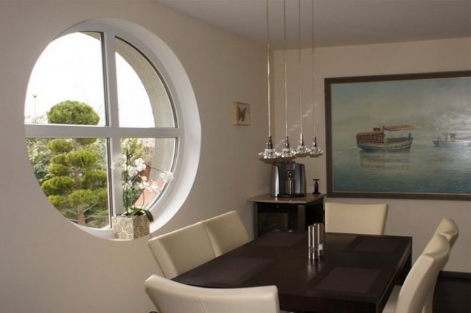 Fenêtre en PVC en forme de cercle à l'intérieur de l'appartement