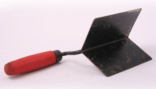 Le travail sera plus facile si vous avez une spatule coudée à portée de main