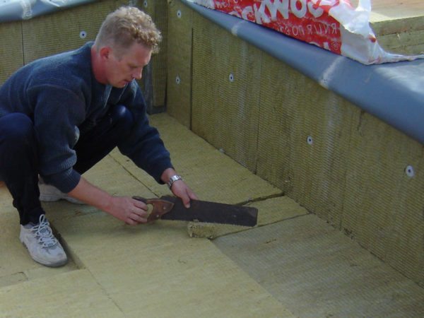 Il est préférable de travailler avec de la laine minérale avec des gants et un respirateur.