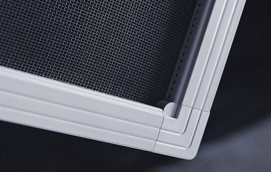 Cadre moustiquaire sur la fenêtre