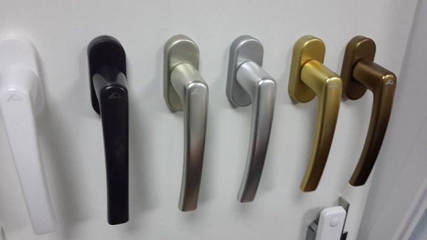 couleurs de poignées pour une porte en plastique de balcon