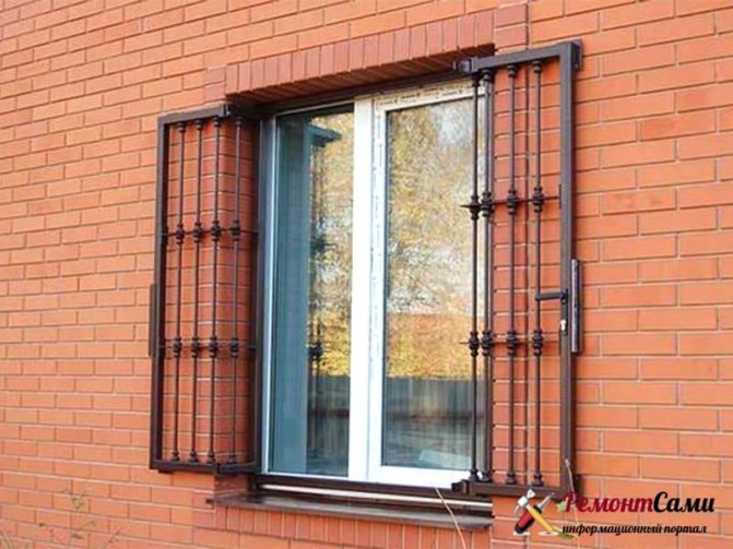 Treillis métalliques articulés sur les fenêtres