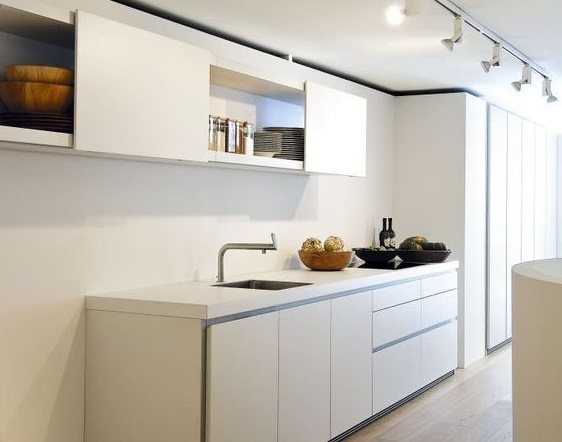 portes coulissantes coulissantes sur les armoires murales de la cuisine