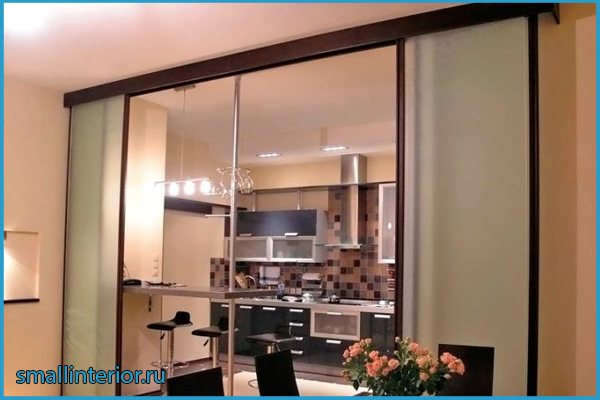 Portes coulissantes dans la cloison mobile de la cuisine