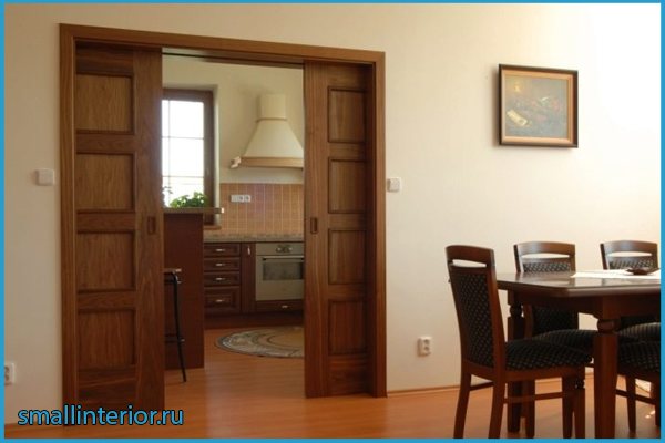 Portes coulissantes dans l'étui à crayons de cuisine