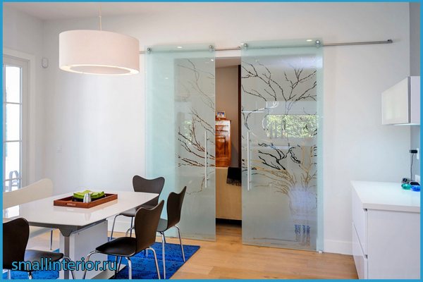 Portes coulissantes dans le verre de la cuisine