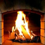 Un feu brûlant dans un four en pierre