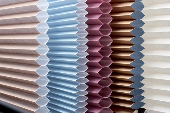 Différentes couleurs de rideaux plissés