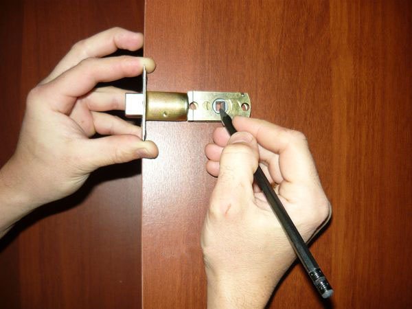 Marquages ​​de porte pour le montage de la poignée