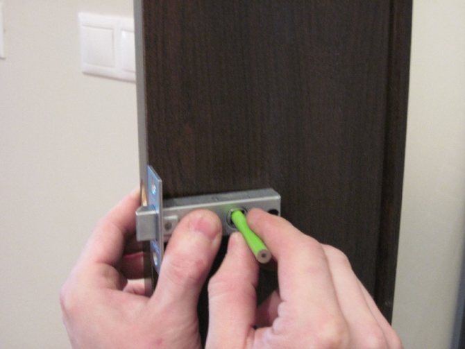 Marquer la place sous le bras sur le vantail de la porte