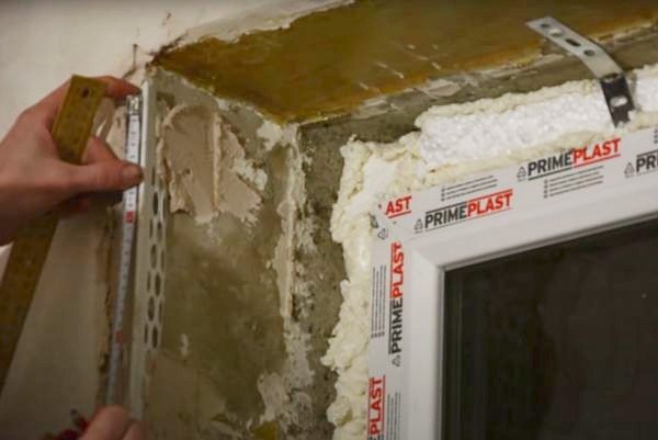 marquant le site d'installation du coin de peinture supérieur.