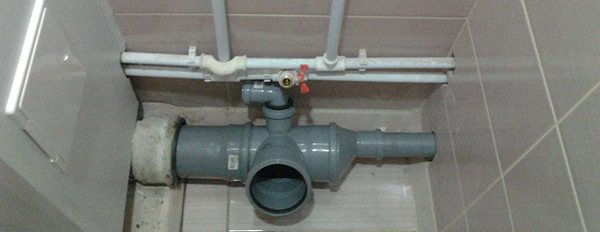 Tuyauterie dans la salle de bain et les toilettes