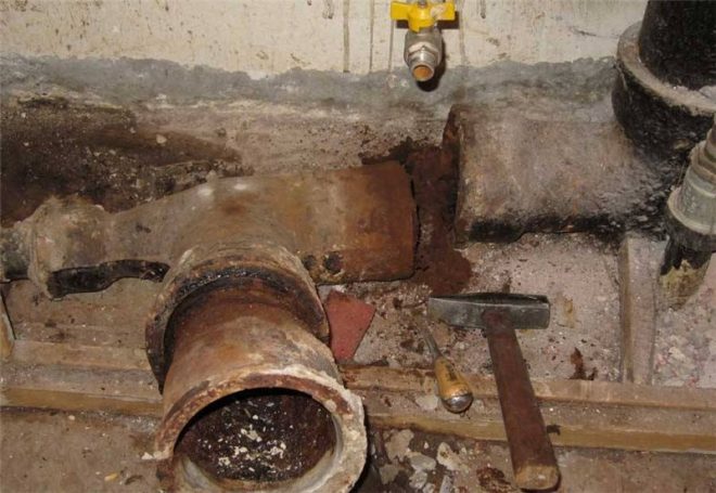 Plomberie dans la salle de bain et les toilettes