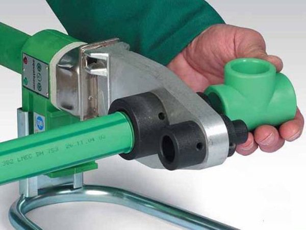 Plomberie dans la salle de bain et les toilettes