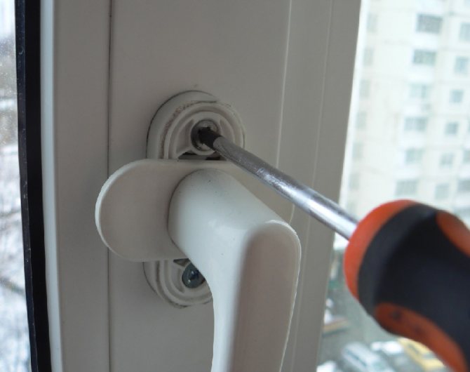 Réglage de la porte du balcon en plastique