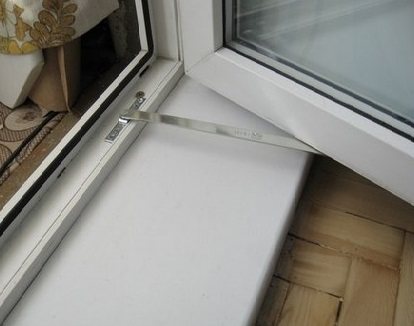 Réglage de la porte du balcon en plastique