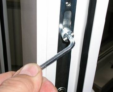 Réglage de la porte du balcon en plastique