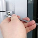 Réglage des charnières de porte en aluminium