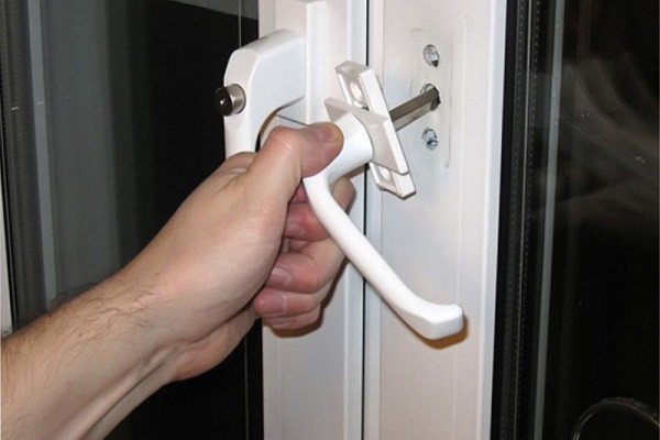 Réglage à faire soi-même des fenêtres en plastique hiver-été