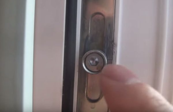 La pression est réglée à l'aide d'un excentrique dans le vantail de la porte