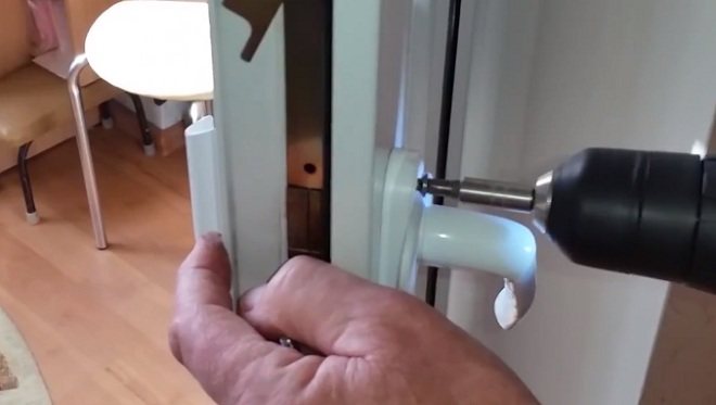 Réparation et réglage par vous-même d'une porte de balcon - instructions étape par étape avec photos et descriptions