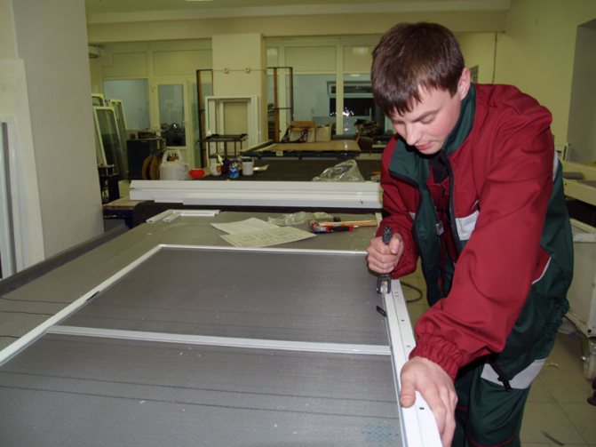 Réparation de moustiquaire bricolage remplaçant la toile