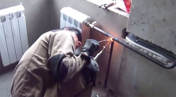 Réparation de bricolage de contremarches dans un immeuble à appartements