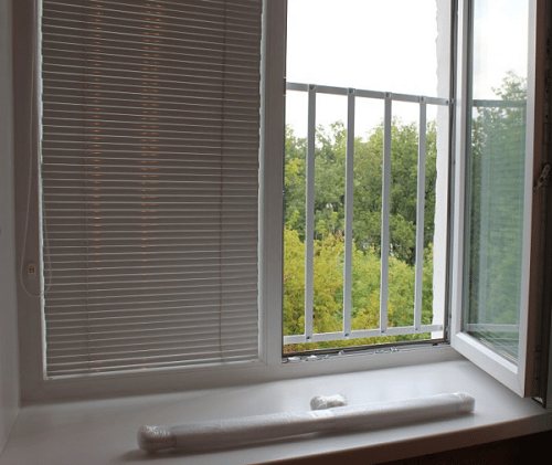 barres de tomber par la fenêtre des enfants