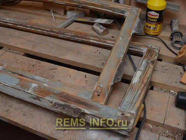 Restauration d'une fenêtre en bois - imposte après meulage.