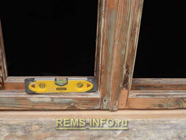 Restauration d'une fenêtre en bois - les impostes à la géométrie corrigée sont installées de plain-pied.