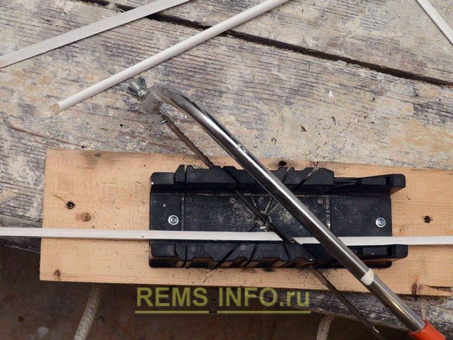 Restauration d'une fenêtre en bois - découpe de parcloses dans une boîte à onglet.