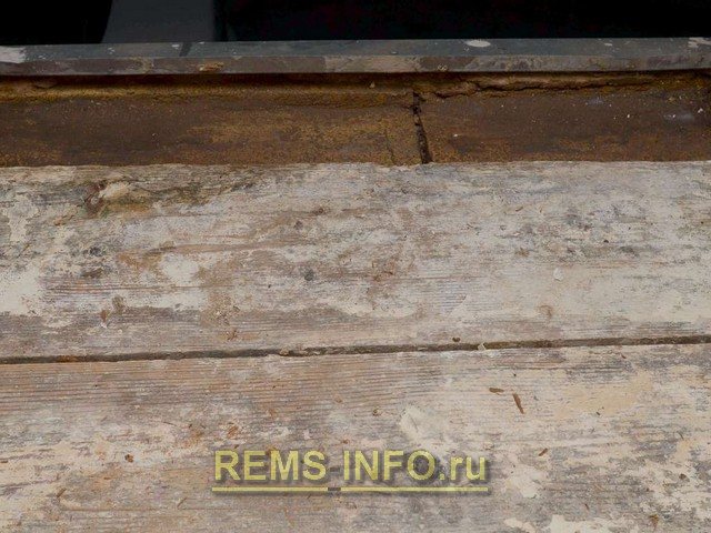 Restauration d'une fenêtre en bois - nous remettons en ordre la section du mur sous le cadre.