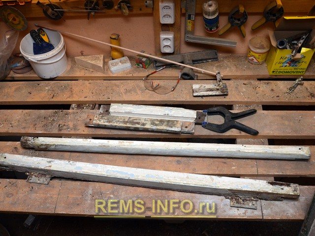 Restauration d'une fenêtre en bois - démontage d'une imposte.