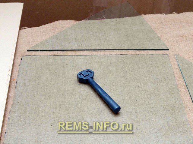 Restauration de fenêtres en bois - découpe de verre.