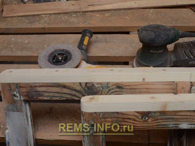 Restauration d'une fenêtre en bois - meulage.