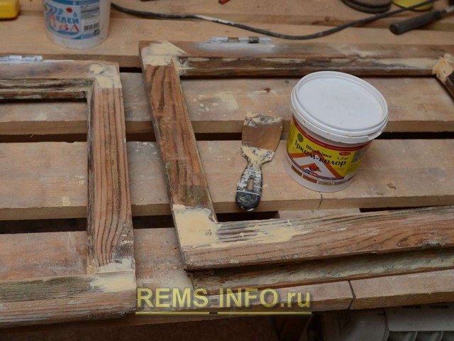 Restauration d'une fenêtre en bois - comblement de petites irrégularités.