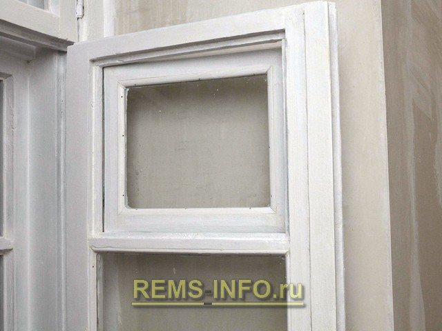 Restauration d'une fenêtre en bois - nous installons du verre.