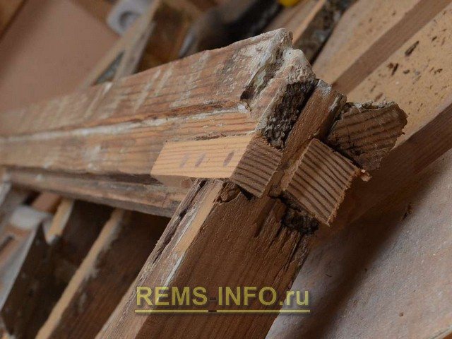Restauration d'une fenêtre en bois - ponçage des languettes 2.