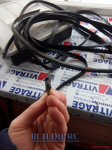 Joint en caoutchouc pour fenêtres en aluminium.