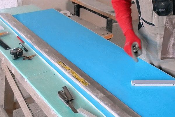 Coupe du panneau sandwich en plastique