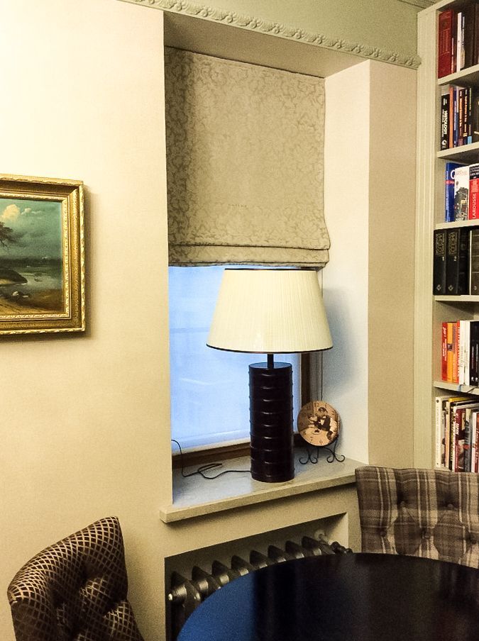 Store romain dans l'ouverture de la fenêtre, designer Irina Orochko