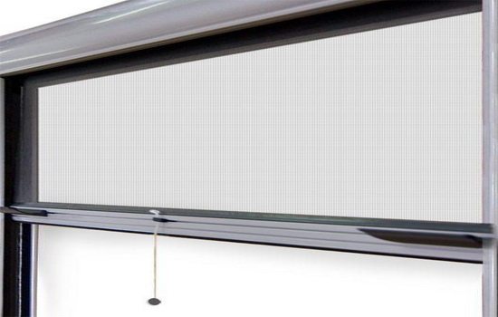 Moustiquaire roulant sur la fenêtre