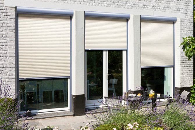 Persianas enroláveis ​​para janelas e portas em uma casa particular