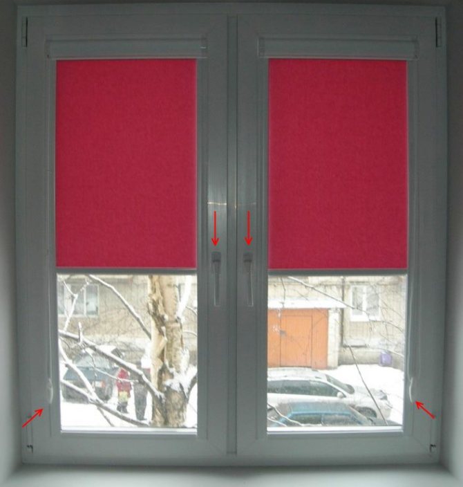 Stores enrouleurs roses sur une fenêtre en plastique