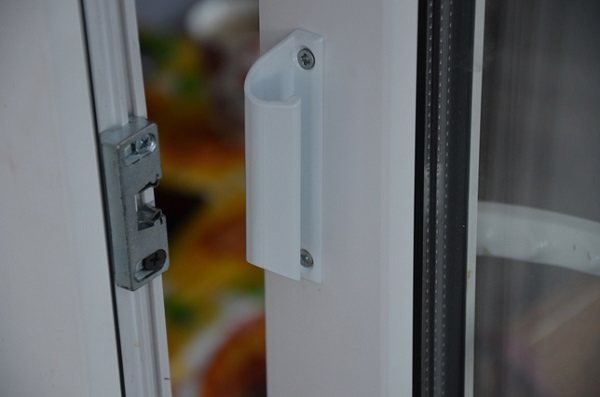 coque de poignée sur une porte de balcon en plastique