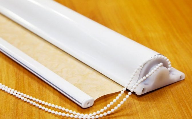 Store à enrouleur fermé