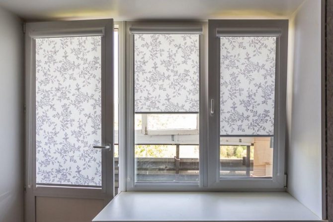 stores enrouleurs sur la porte du balcon