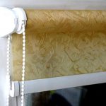 Stores à rouleau sur les fenêtres en bois sans perçage