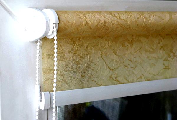 Stores enrouleurs sur fenêtres en bois sans perçage