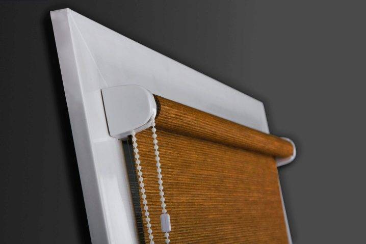 Stores enrouleurs pour fenêtres en plastique sans perçage